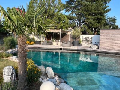 Tropische tuin met natuurlijk zwembad en luxe poolhouse